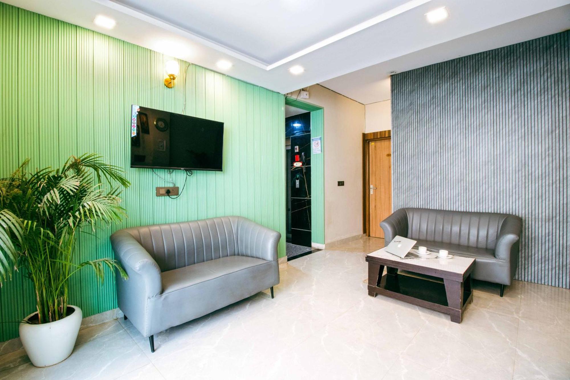 Treebo Elite Corporate, Sector 62 Hotel Noida Buitenkant foto
