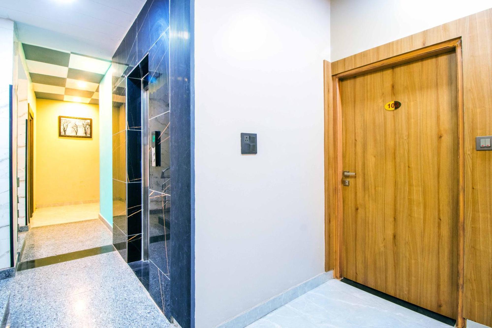 Treebo Elite Corporate, Sector 62 Hotel Noida Buitenkant foto